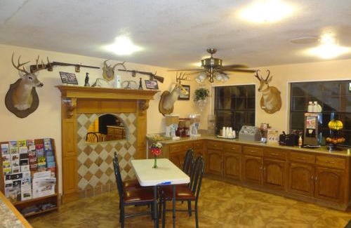 Goliad Hotel | Comfortable Antlers Inn Goliad - Rated 9/10, Family-Friendly
