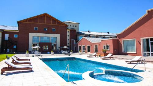 Plaza Huincul Hotel | Experience Comfort at Antu Malal Hotel with Private Pool