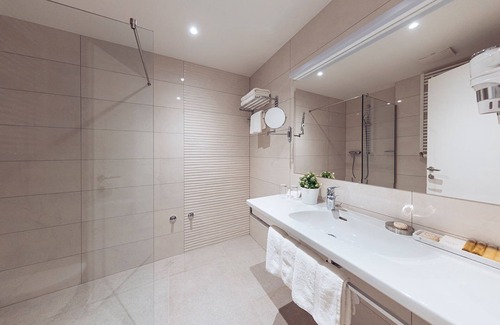 Kraljevec Sesvetski Hotel | Elegant Antunovic Hotel East: Eco-Friendly Retreat with Spa