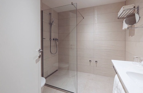 Kraljevec Sesvetski Hotel | Elegant Antunovic Hotel East: Eco-Friendly Retreat with Spa