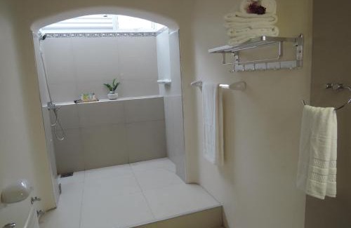 Borella Bed & Breakfast | Budget-Friendly Stay at Anugaa in The City with Breakfast