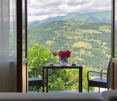 Dilijan Apartment | Experience Anuki-Tanuki: Pet-Friendly Retreat with Pool Access