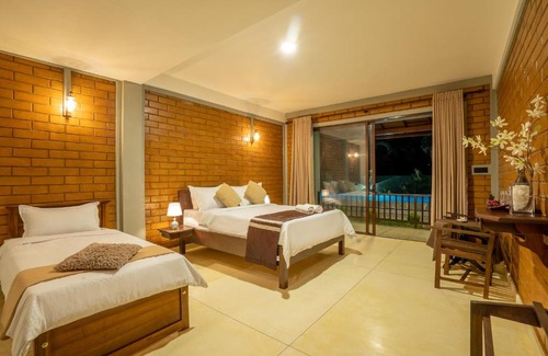 Hettimulla Hotel | Discover Anura's Elephant: Family-Friendly with a Pool