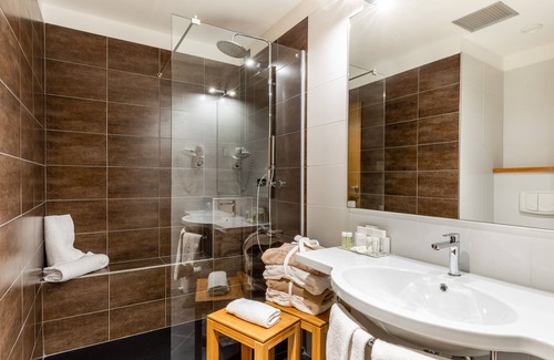 Castel San Pietro Terme Hotel | Discover Anusca Palace Hotel: 4-Star Stay with Spa & Pool
