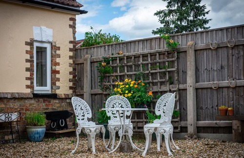Louth Cottage | Discover ANVIL LODGE: Pet-Friendly Retreat with Garden