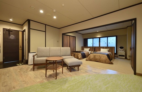 Shirogane Onsen Hotel | Relax at Aonobi Yuyu: Family-Friendly with Hot Tub Access