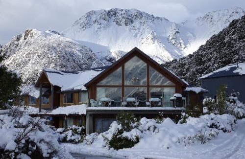 Mount Cook Village Cabin | Experience Aoraki Mount Cook Alpine Lodge with Family-Friendly Amenities