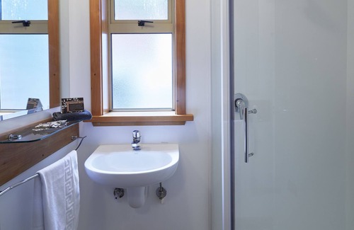 Mount Cook Village House | Cozy Aoraki Mount Cook Alpine Lodge: 4-Star Comfort Awaits