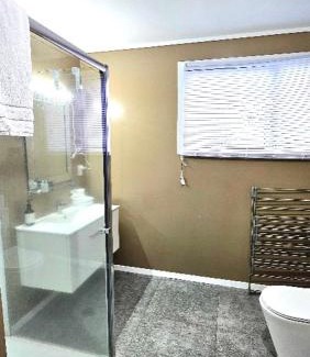 Kawaha Point House | Child-Friendly Aorangi Peak Cottage - 4-Star Comfort Awaits