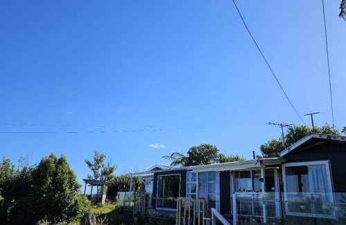 Kawaha Point House | Child-Friendly Aorangi Peak Cottage - 4-Star Comfort Awaits