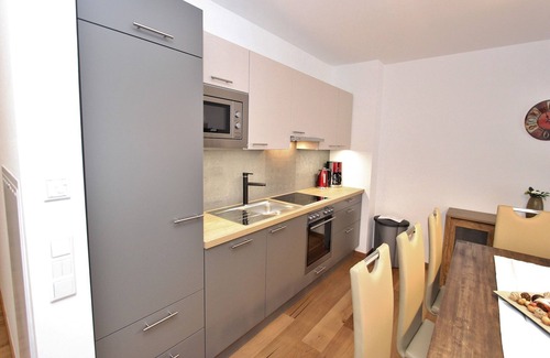 Schonbach Apartment | Modern Apartment Retreat with Sauna Access and Garden
