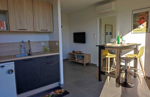 Cirendinu Apartment | Independently-Loved Beachside Apartment with Pool & Ocean View