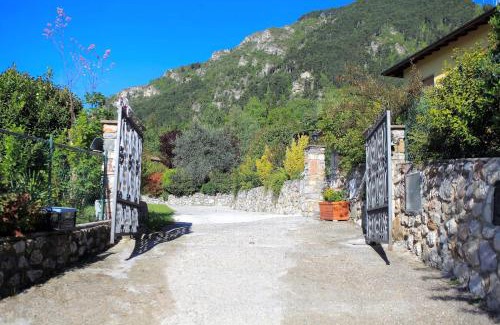 Vesio Apartment | Pet-Friendly Apartments with Ocean View in Tremosine Sul Garda