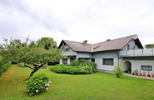 Seelach Apartment | Cozy Apartment in St. Kanzian am Klopeiner See with Garden