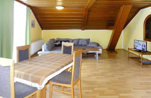 Seelach Apartment | Cozy Apartment in St. Kanzian am Klopeiner See with Garden
