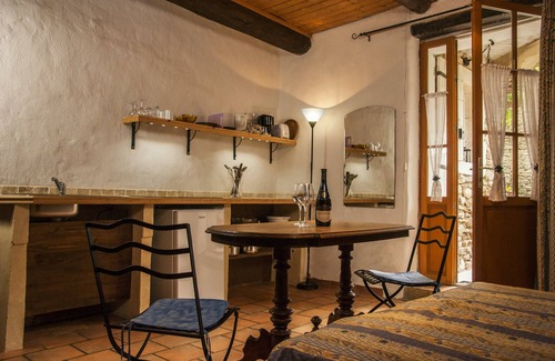 Saint-Andre-de-Roquepertuis Apartment | Inviting Studios in a Stone House, South of France