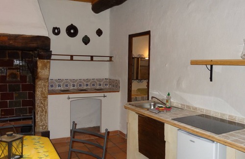 Saint-Andre-de-Roquepertuis Apartment | Inviting Studios in a Stone House, South of France