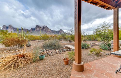 Apache Junction House | Desert Gem in Apache Junction: Scenic Patio & 10/10 Rating!