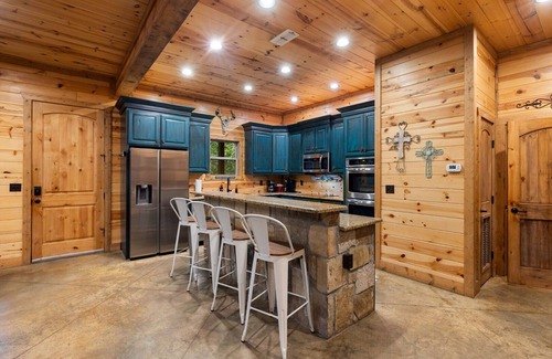 Broken Bow Cabin | Apache Trail Lodge, Pool Table, Play-Set, Hot Tub