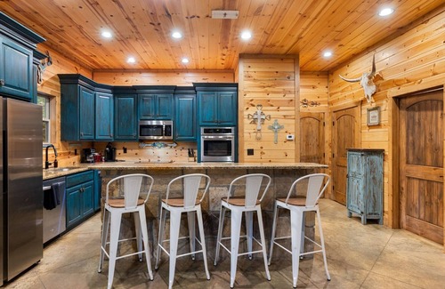 Broken Bow Cabin | Apache Trail Lodge, Pool Table, Play-Set, Hot Tub