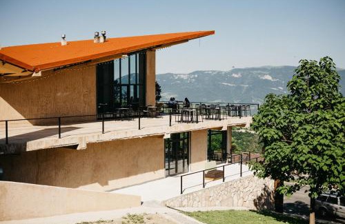 Kaputan Hotel | Discover Apaga Resort: Pet-Friendly Retreat with Hot Tub