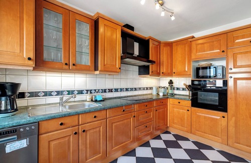 Neustadt-Geinsheim Apartment | Premier Apartment 'Am Storchennest' with Balcony & Wi-Fi
