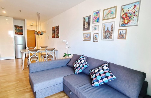 El Port Apartment | Stylish Apartment Near Fira Gran Via with Spa & Kitchen