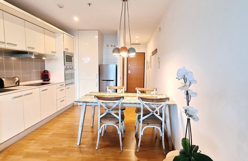 El Port Apartment | Stylish Apartment Near Fira Gran Via with Spa & Kitchen