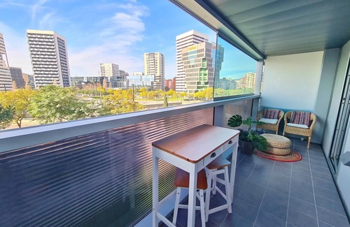 El Port Apartment | Stylish Apartment Near Fira Gran Via with Spa & Kitchen