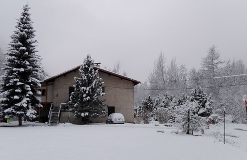 Saint-Martin-de-Queyrieres Apartment | Cozy Ground Floor Apartment Near Serre Chevalier & Ecrins
