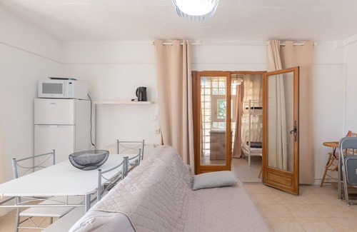 Saint-Sauveur-de-Cruzieres Apartment | Apartment 'Gîte 3 - Lavande' with Lake View, Shared Pool and Wi-Fi