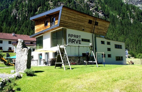 Sankt Leonhard im Pitztal Apartment | Inviting Oceanfront Stay at Apart Arve with Hot Tub