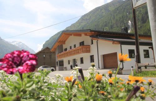 Sankt Leonhard im Pitztal Apartment | Pet-Friendly Retreat at Apart Bergglück - Rated 9.3/10