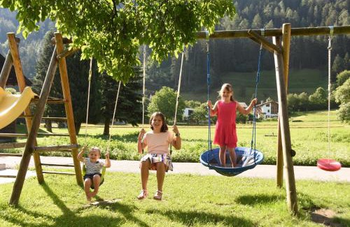 Ried im Oberinntal Apartment | Top-Rated Stay at Apart Cäcilia with Family-Friendly Amenities