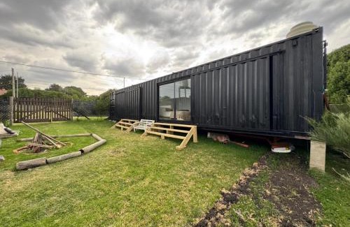 Los Acantilados House | Beautiful Oceanfront Apart Containers with Pet-Friendly Access