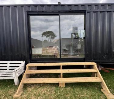 Los Acantilados House | Beautiful Oceanfront Apart Containers with Pet-Friendly Access