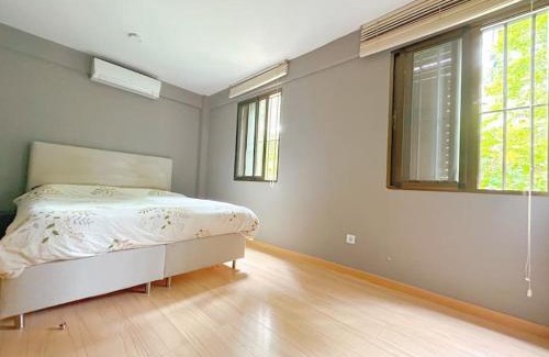 San Martin de Valdeiglesias Apartment | Stylish Vergel Suite: Oceanfront Stay with Private Beach