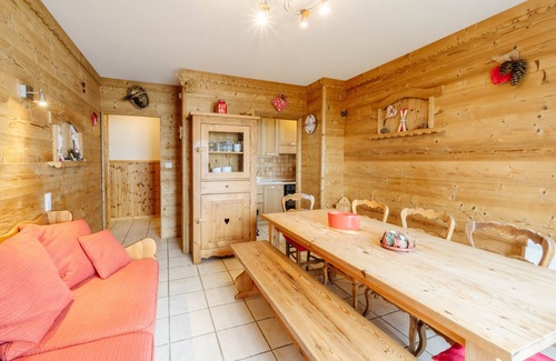 La Toussuire Apartment | Mountain View Apartment 'La Centaurée' with Shared Garden