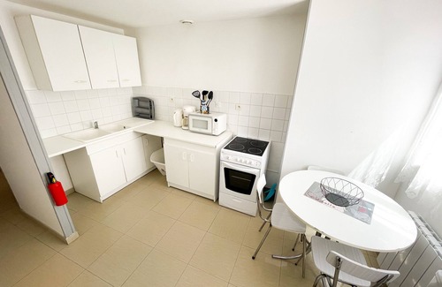 Saint-Martin-en-Campagne Apartment | Family-Friendly Apartment with Ensuite & Courtyard View