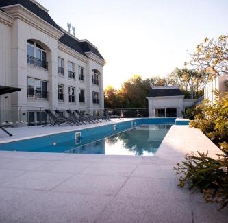 Rio Cuarto Apartment | Premier Stay at Apart France with Pool and Hot Tub