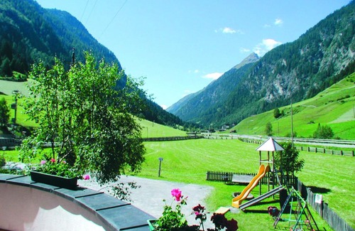 Feichten Hotel | Stay at Apart Gletscherblick: Family-Friendly Getaway