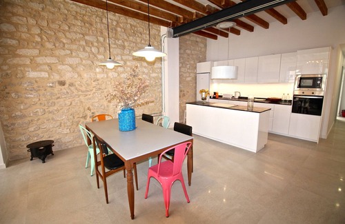 Alicante City Centre Apartment | Bright Apartment in Central Alicante with Spa and Kitchen