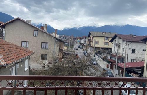 Kvartal Noviya Grad Apartment | Child-Friendly Stay at Apart House EMA 2 - Rated 10/10