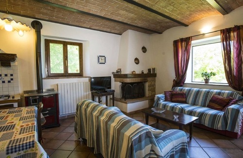 Monteriggioni House | Cozy Retreat with Pool & Air Conditioning in Chianti