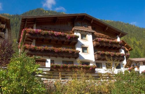 Feichten House | Guest Rated 9.2: Jägerheim with Breakfast & Pet-Friendly Stay