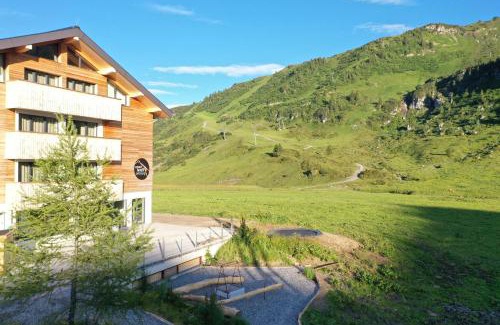 Warth Apartment | Dog-Friendly Retreat at Apart Wolf Arlberg with Spa & Hot Tub