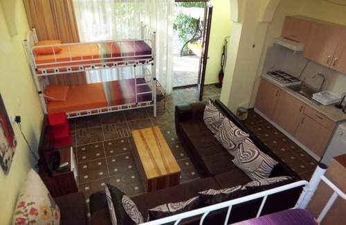 Urkmez Apartment | Garden Apartment in Izmir Seferihisar, Steps from the Sea