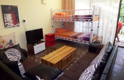 Urkmez Apartment | Garden Apartment in Izmir Seferihisar, Steps from the Sea