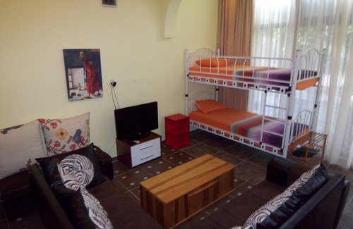 Urkmez Apartment | Garden Apartment in Izmir Seferihisar, Steps from the Sea