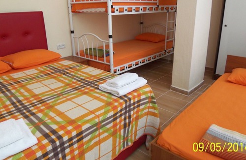 Urkmez Apartment | Cozy Apart3 in Seferihisar: Garden Oasis Near the Sea